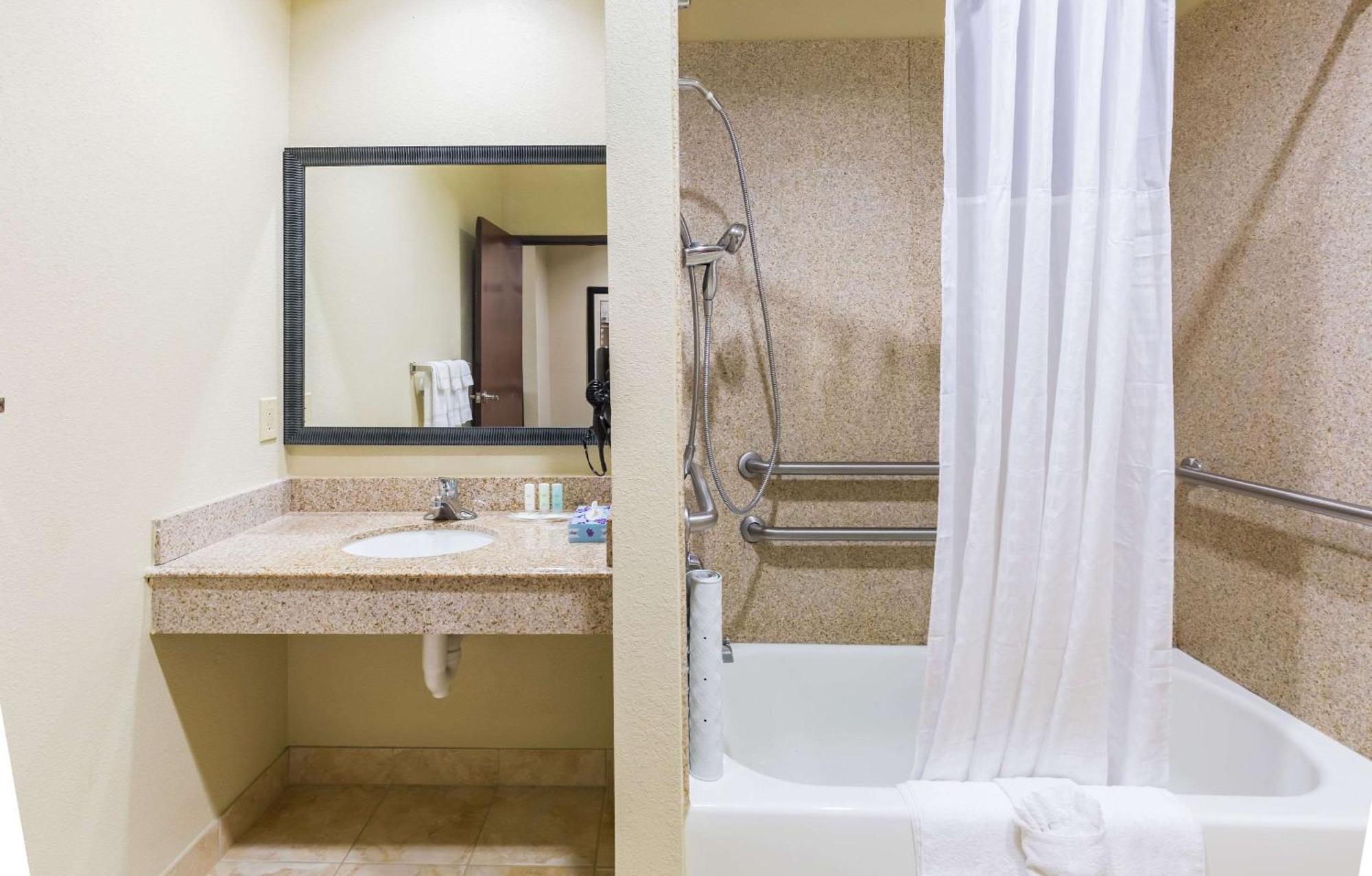 King Suite Accessible Tub Accessible or Non-Smoking,1276355938:JPEG